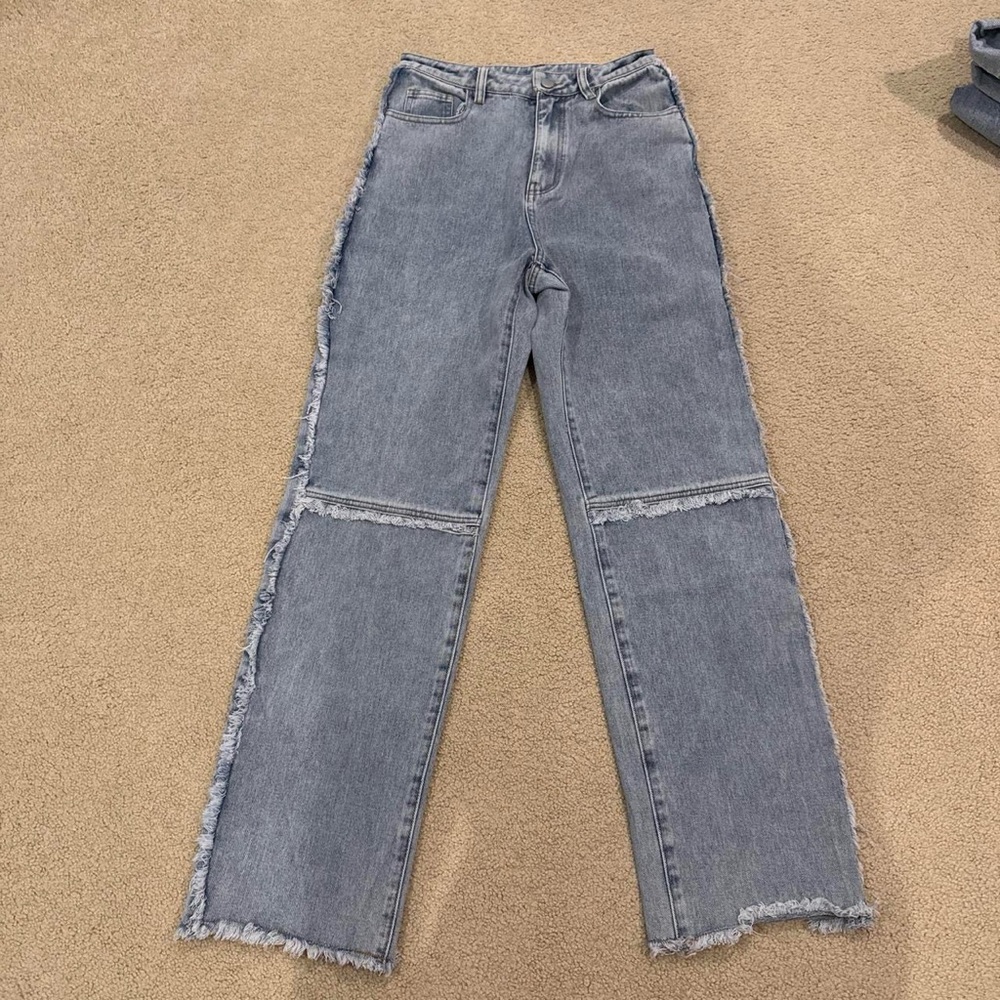 High-Rise Frayed Hem Wide-Leg Jeans in Washed Gray